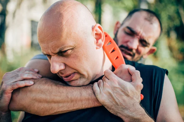 Knife threat. Kapap instructor demonstrates self defense knife t — Stock Photo, Image