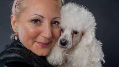 Güzel köpeğini sarılma güzel bir genç kadının portresi