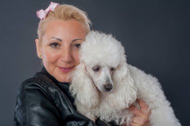 Güzel köpeğini sarılma güzel bir genç kadının portresi