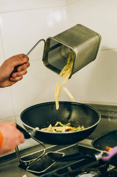 Makarna ve tavada spagetti şef aşçı hazırlar