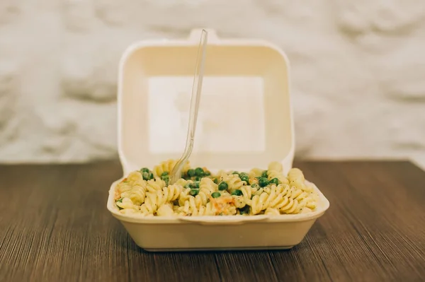 Pasta och spagetti färsk leverans pack. Snabbmatsrestaurang — Stockfoto