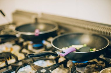 Mutfakta Ocakta iki tavalar