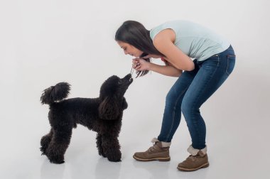 Onun güzel köpekle oynamayı güzel genç kadın portresi