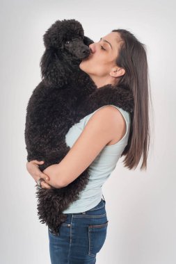 Güzel köpeğini öpüşme güzel bir genç kadının portresi