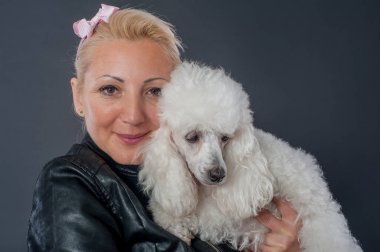 Güzel köpeğini sarılma güzel bir genç kadının portresi