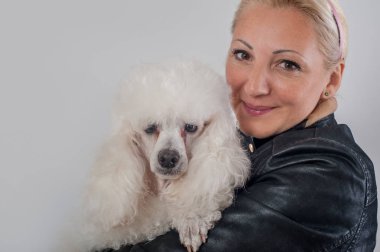 Güzel köpeğini sarılma güzel bir genç kadının portresi