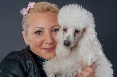 Güzel köpeğini sarılma güzel bir genç kadının portresi