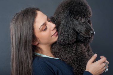 Güzel köpeğini sarılma güzel bir genç kadının portresi