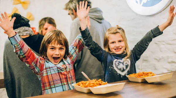 Boldog gyermekek, szórakozás spagetti tészta evés közben — Stock Fotó