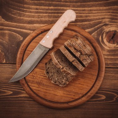 Çok karışık pişmiş ekmek ve rulo rustik ahşap masa