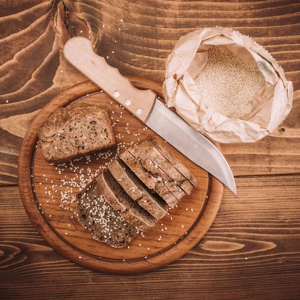 Muchos panes y panecillos horneados mixtos en mesa de madera rústica — Foto de Stock