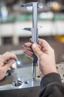 Atölyede ölçmek için doğru cetvel kullanarak repairer