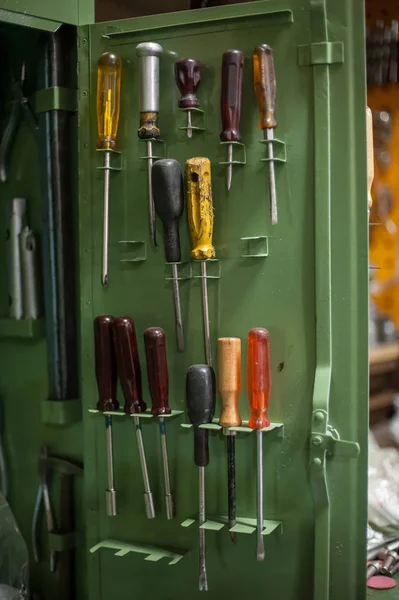 Schroevendraaiers gereedschapset in master werkplaats in een gereedschapskist — Stockfoto