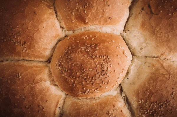 Pâine proaspătă gustoasă pe masa rustică din lemn — Fotografie, imagine de stoc