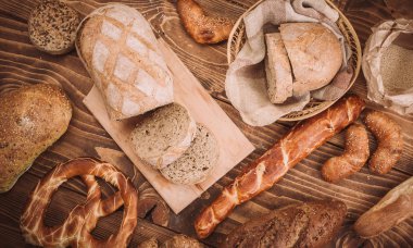 Çok karışık pişmiş ekmek ve rulo rustik ahşap masa