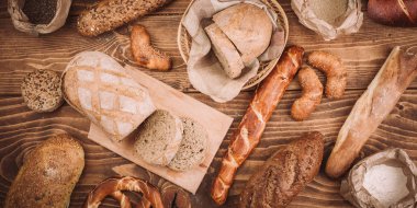 Çok karışık pişmiş ekmek ve rulo rustik ahşap masa