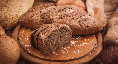 Çeşitli pişmiş ekmek ve rulo rustik ahşap masa