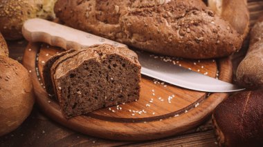 Çeşitli pişmiş ekmek ve rulo rustik ahşap masa