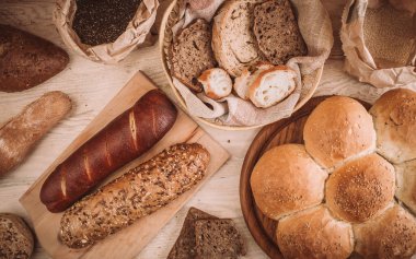 Çok karışık pişmiş ekmek ve rulo rustik ahşap masa