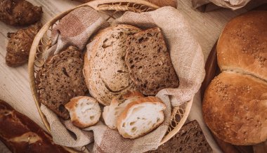 Çok karışık pişmiş ekmek ve rulo rustik ahşap masa