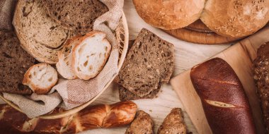 Çok karışık pişmiş ekmek ve rulo rustik ahşap masa