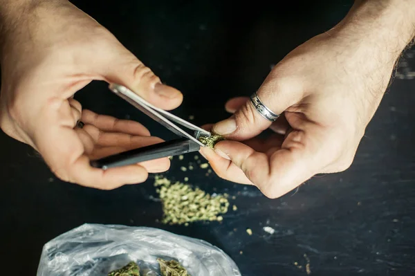 A preparar marijuana. Concepção de narcóticos — Fotografia de Stock