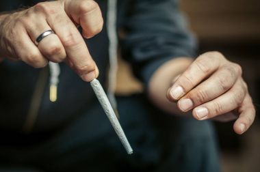 Hazırlama ve esrar esrar ortak inişli çıkışlı. İlaçlar narkotik c