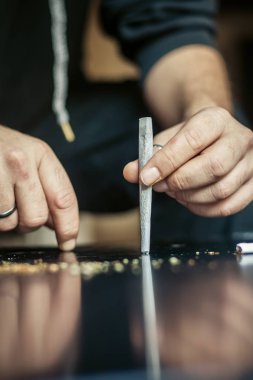 Hazırlama ve esrar esrar ortak inişli çıkışlı. İlaçlar narkotik c