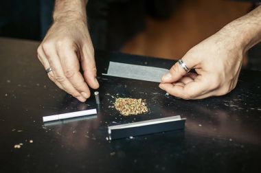 Hazırlama ve esrar esrar ortak inişli çıkışlı. İlaçlar narkotik c