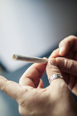 Hazırlama ve esrar esrar ortak inişli çıkışlı. İlaçlar narkotik c