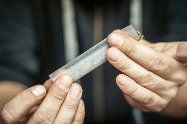 Preparando e rolando cannabis maconha conjunta. Drogas narcóticas c — Fotografia de Stock