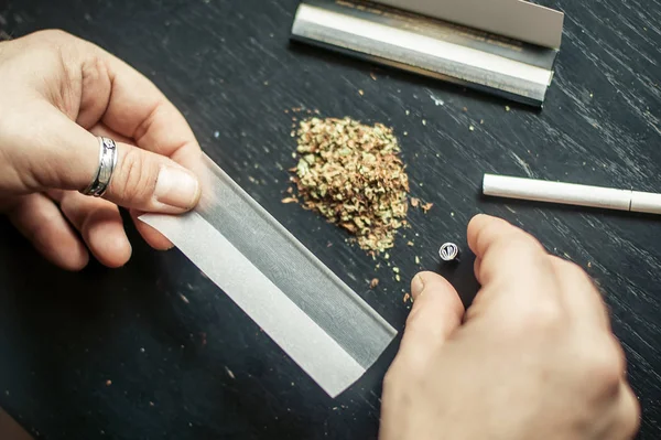 Preparando e rolando cannabis maconha conjunta. Drogas narcóticas c — Fotografia de Stock