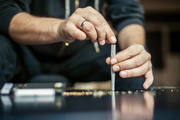 Preparando e rolando cannabis maconha conjunta. Drogas narcóticas c — Fotografia de Stock