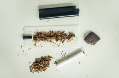 Haşhaş ayarlayın. Adam hazırlanıyor esrar esrar