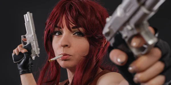 Портрет красивої сексуальної жінки з двома пістолетами — стокове фото