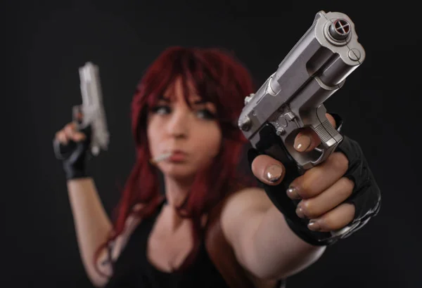 Portret piękne sexy kobieta z dwoma pistoletami — Zdjęcie stockowe