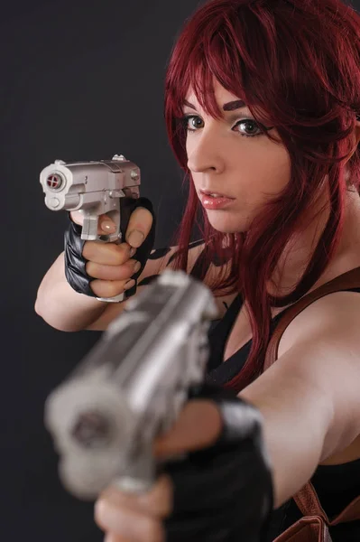 Portret piękne sexy kobieta z dwoma pistoletami — Zdjęcie stockowe