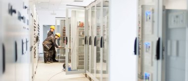 Elektronik test veya elektrik teftiş alan hizmet ekibi 