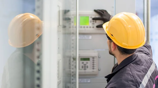 Engenheiro comissionando unidade de controle da baía. Departamento de Engenharia — Fotografia de Stock