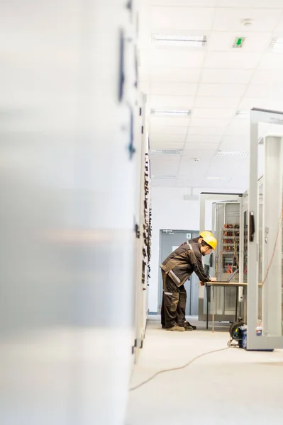 Equipo de servicio de campo probando electrónica o inspeccionando eléctrica —  Fotos de Stock