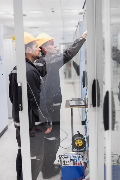 Equipo de servicio de campo probando electrónica o inspeccionando eléctrica — Foto de Stock