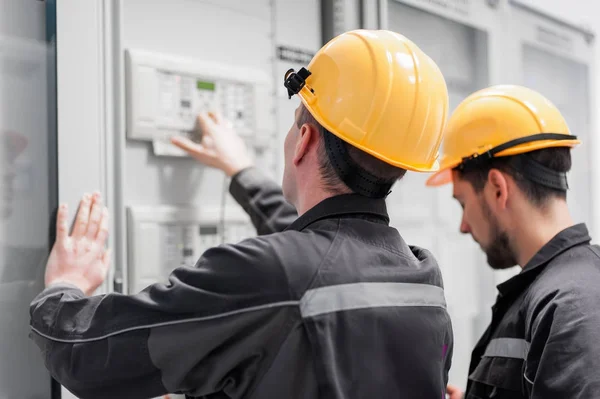 Equipe de serviço de campo testes eletrônicos ou inspeção elétrica — Fotografia de Stock