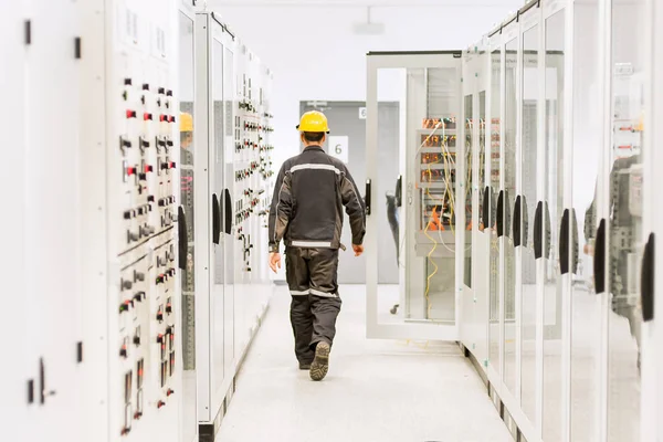 Usando relé protector y conmutador de media tensión. Ingeniero. — Foto de Stock