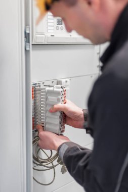 Elektrikçi mühendis geçiş pro üzerinde elektrik tesisatı testleri