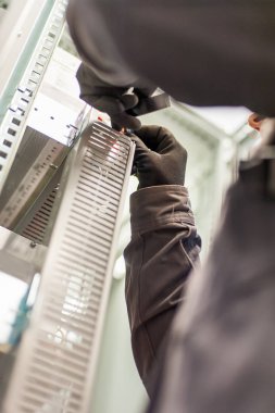 Elektrikçi mühendis geçiş pro üzerinde elektrik tesisatı testleri