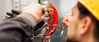 Elektrikçi mühendis geçiş pro üzerinde elektrik tesisatı testleri