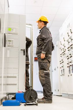 Alan hizmet mühendisleri kontrol sistemi geçiş sınaması ile küme donatmak