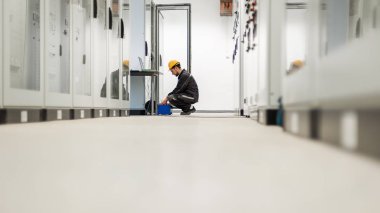 Bakım mühendisi kontrol sistemi röle testi ayarlama tekniği ile
