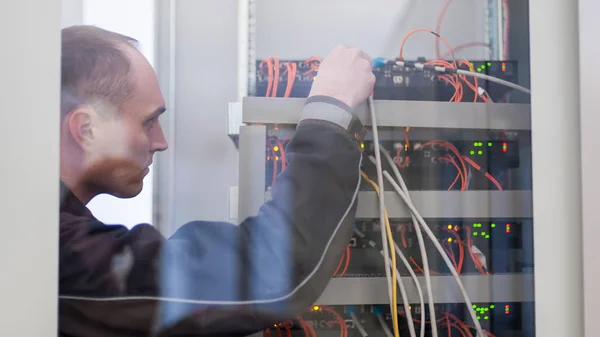 Ingeniero electricista prueba instalaciones eléctricas en relé pro — Foto de Stock