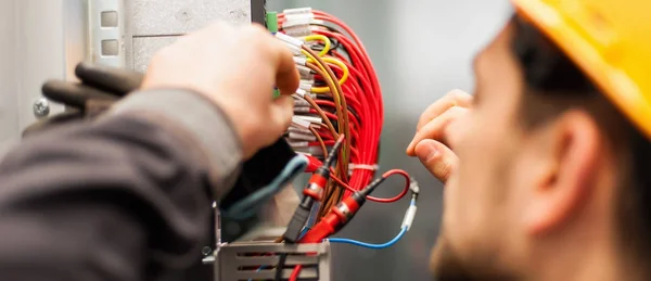 Engenheiro eletricista testa instalações elétricas no relé pro — Fotografia de Stock